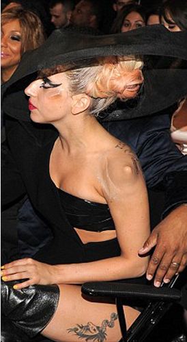 Gaga boynuzlarını çıkarttı 