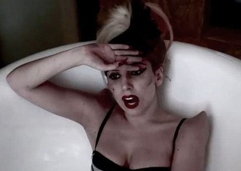 Gaga boynuzlarını çıkarttı 