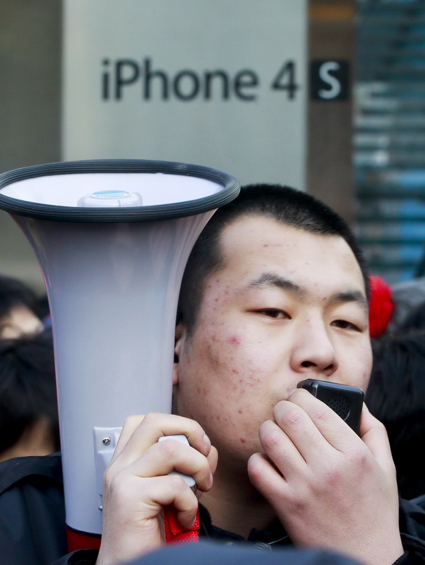 İPhone 4S için Çin'de izdiham çıktı