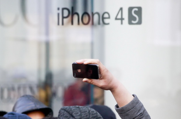 İPhone 4S için Çin'de izdiham çıktı