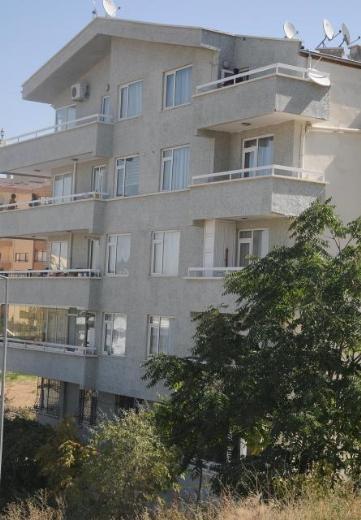 Sırrı Sakık'ın oğlu 5. kattaki evlerinin balkonundan atladı
