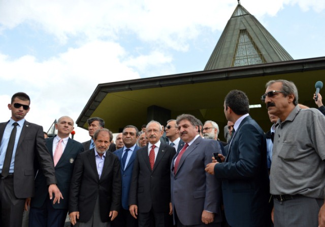 Kemal Kılıçdaroğlu Adnan Menderes'in mezarını ziyaret etti