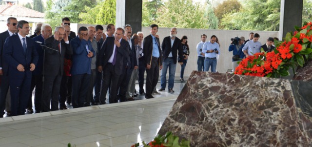 Kemal Kılıçdaroğlu Adnan Menderes'in mezarını ziyaret etti