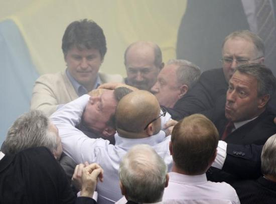 Ukrayna parlamentosu karıştı 