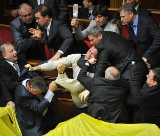 Ukrayna parlamentosu karıştı 