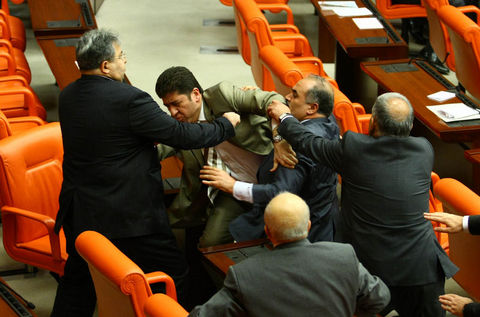 Mecliste kavga çıktı