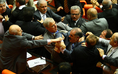 Mecliste kavga çıktı