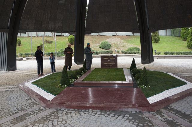 Turgut Özal'ın mezarını ziyaret ettiler