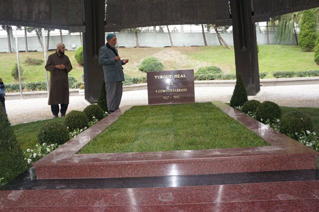 Turgut Özal'ın mezarını ziyaret ettiler