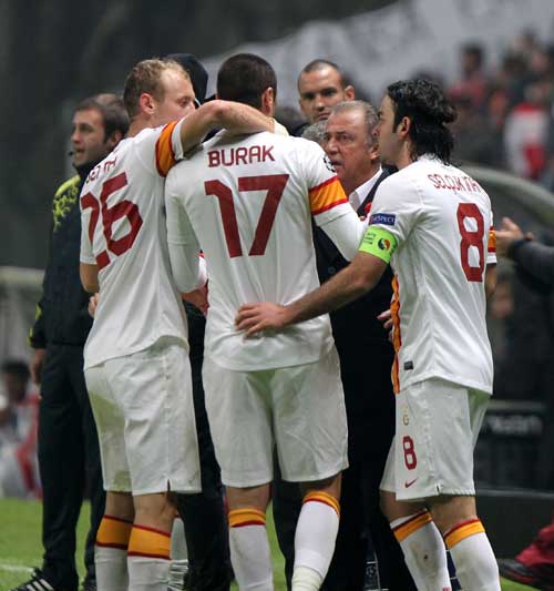 Galatasaraylılar Rıdvan'a fena yüklendi