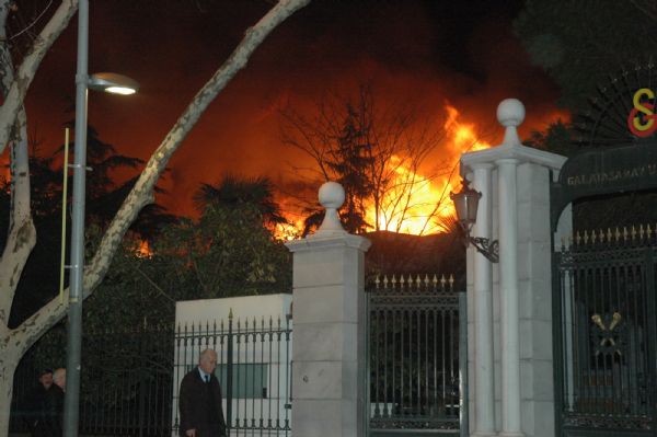 Galatasaray Üniversitesi'nde büyük yangın!