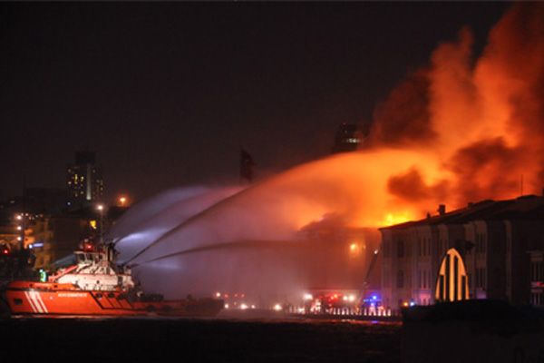Galatasaray Üniversitesi'nde büyük yangın!