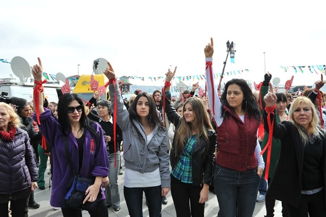 Yüzlerce kadın şiddete karşı dansla ayaklandı!