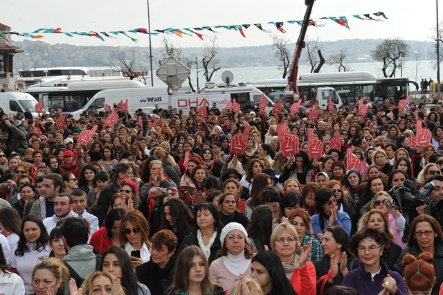 Yüzlerce kadın şiddete karşı dansla ayaklandı!
