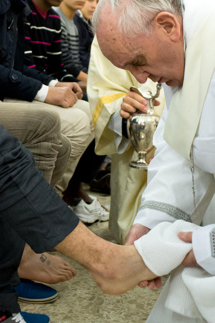 Papa Müslüman ayağı öptü