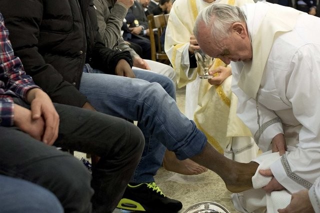 Papa Müslüman ayağı öptü