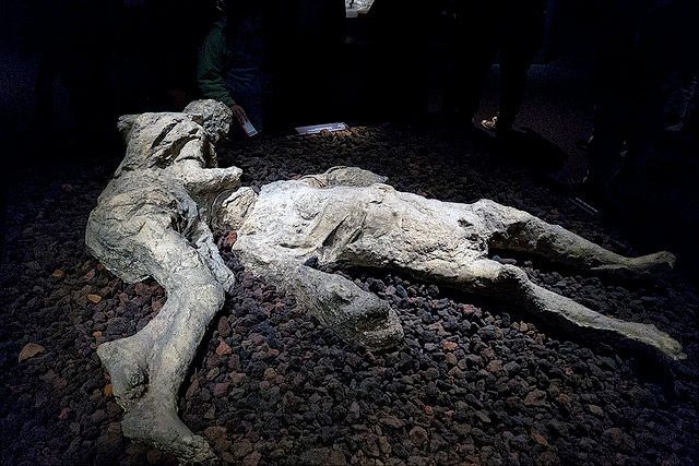 2 bin yıllık cesetler sergide