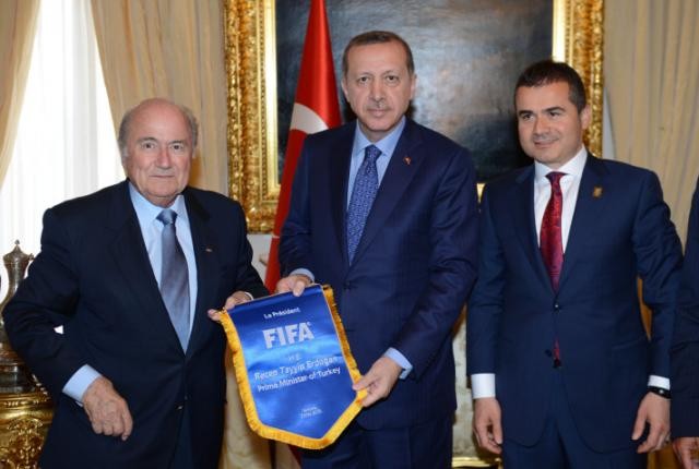 Erdoğan ve FIFA Başkanı Blatter hediyeleşti