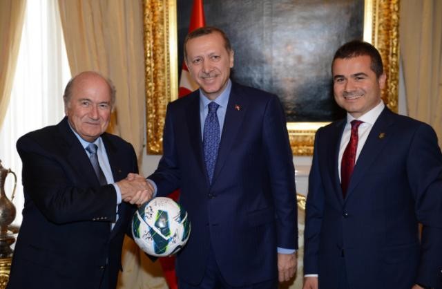 Erdoğan ve FIFA Başkanı Blatter hediyeleşti