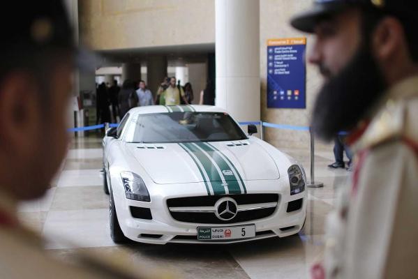Çılgın Dubai Ferrari'yi polis arabası yaptı