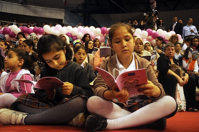 4 bin anne çocuklarıyla birlikte kitap okuma rekoru kırdı