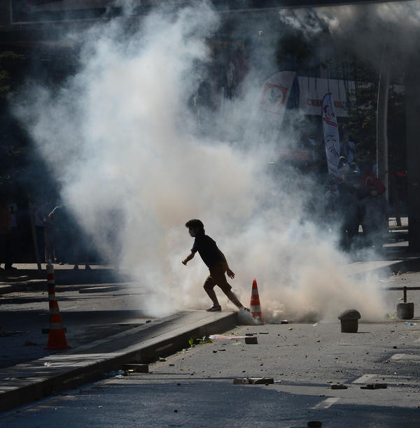 Polis Gezi Parkı'ndan çekildi
