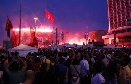 Taraftar grupları Taksim'e yürüdü
