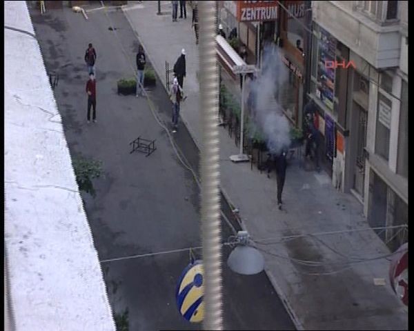 Polis Taksim Meydanı'na girdi