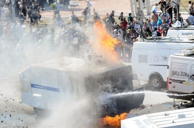Eylemciler Taksim'de TOMA yaktı