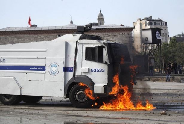Eylemciler Taksim'de TOMA yaktı