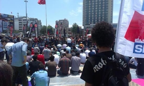 Taksim Meydan'ında cuma namazı