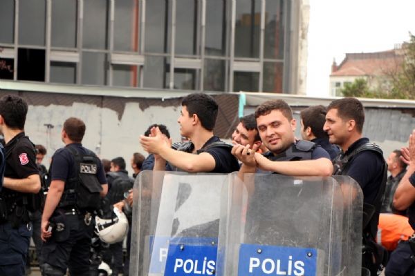 Polis Taksim Meydanı'na girdi