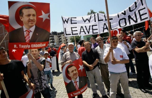 Balkan Türklerinden Erdoğan'a destek mitingi