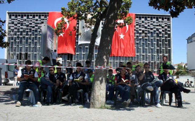 Taksim'de polisler kitap okuyor
