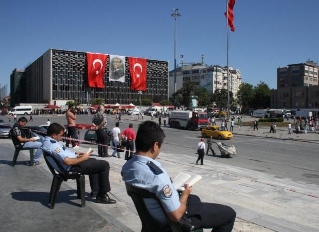 Taksim'de polisler kitap okuyor