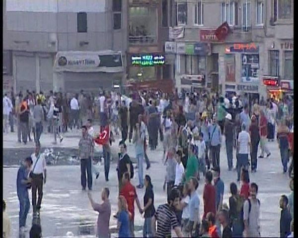 Taksim'de trafiği durduran kalabalığa müdahale