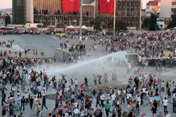 Taksim'de trafiği durduran kalabalığa müdahale