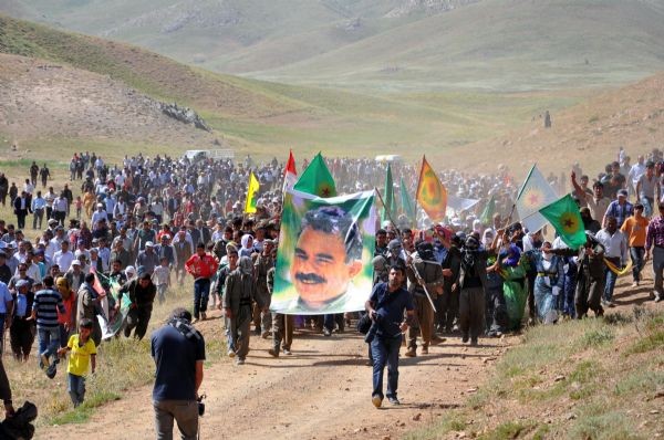 Cenazeyi silahlı PKK'lılar karşıladı
