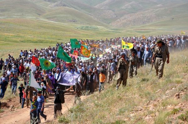 Cenazeyi silahlı PKK'lılar karşıladı