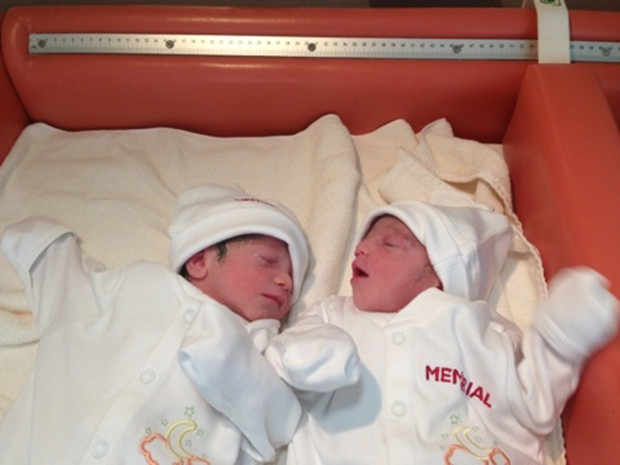 Nagehan Alçı ilk kez ikizleriyle poz verdi