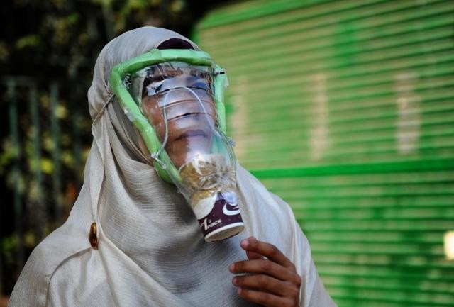 Nahda Meydanı'nda gaz maskesi üretimi