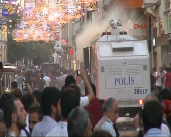 Gezi Parkı kapatıldı Taksim karıştı