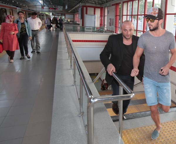 Ankara metrosunda onu görenler şaştı kaldı...