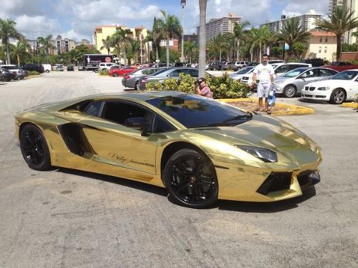 Süper zengine süper altın otomobil