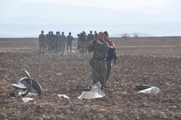 Sivas'ta askeri uçak düştü!