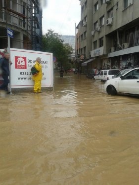 İzmir'i sel bastı
