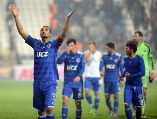 Kasımpaşa - Beşiktaş maçında saha karıştı