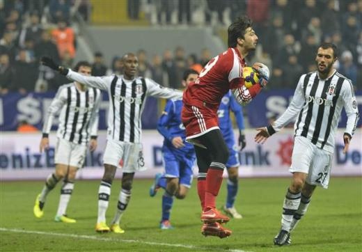 Kasımpaşa - Beşiktaş maçında saha karıştı