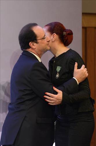 Hollande'dan 'candan' bir öpücük