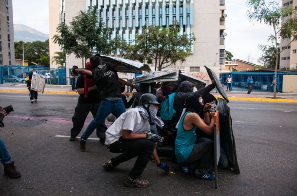 Venezuela'da polisle göstericiler çatıştı